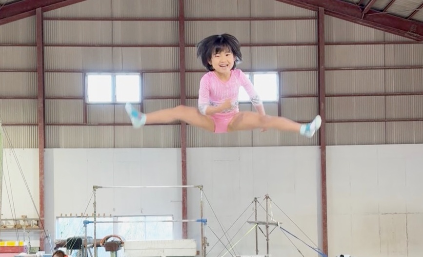 跳び箱を飛ぶ少女